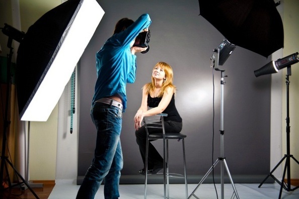 10 портретных фотографий на фотофоне&nbsp;
